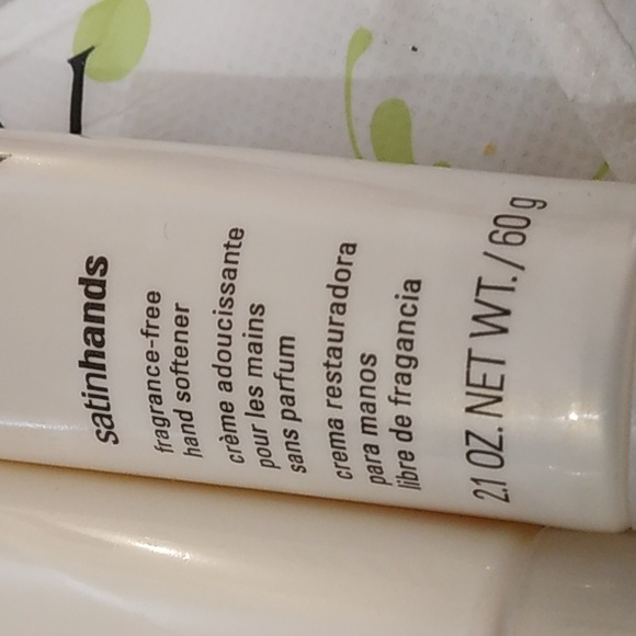 Mary Kay Satin Hands - Picture 5 of 7